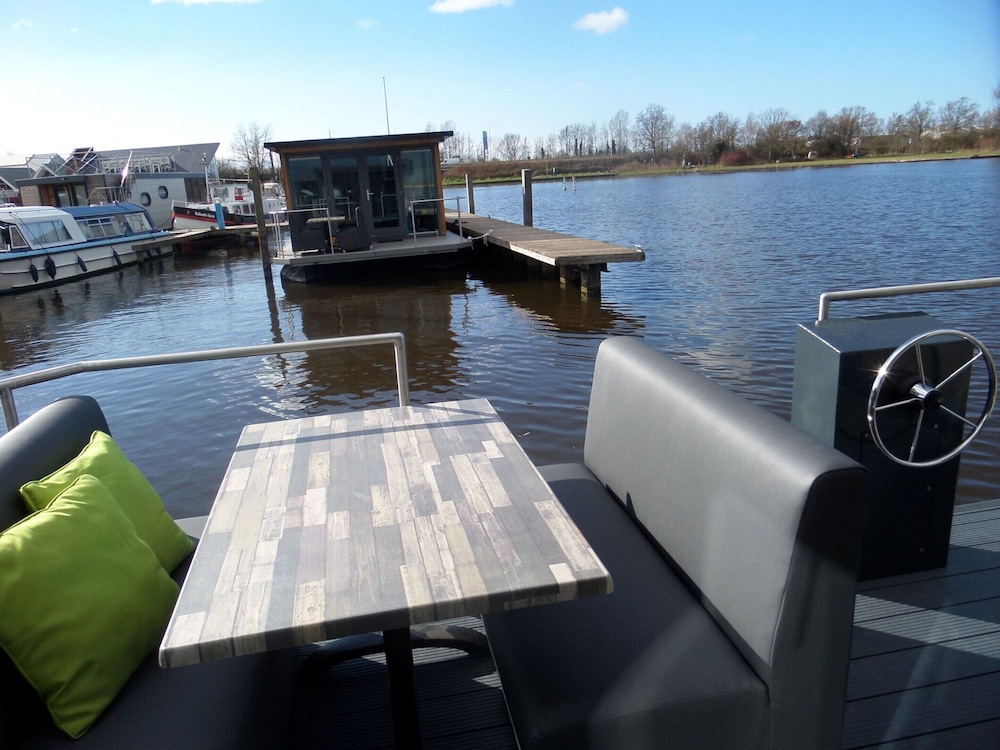Modern Houseboat With air Conditioning Located in Marina