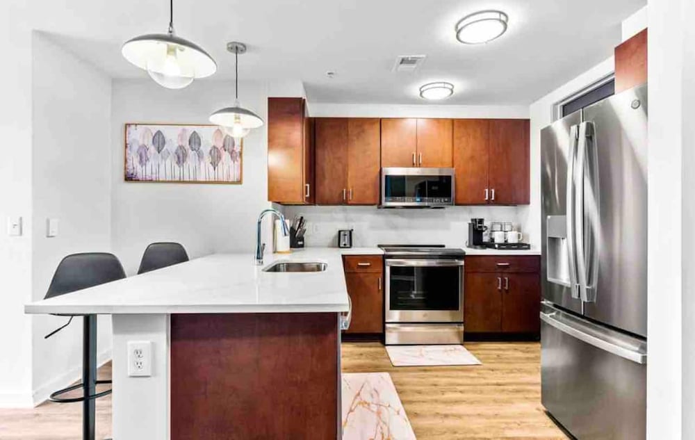 Luxury Midtown High Rise w Pool
