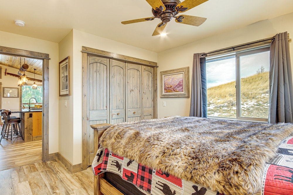 < 1 Mi to Chico Hot Springs: Mtn-view Hideaway!