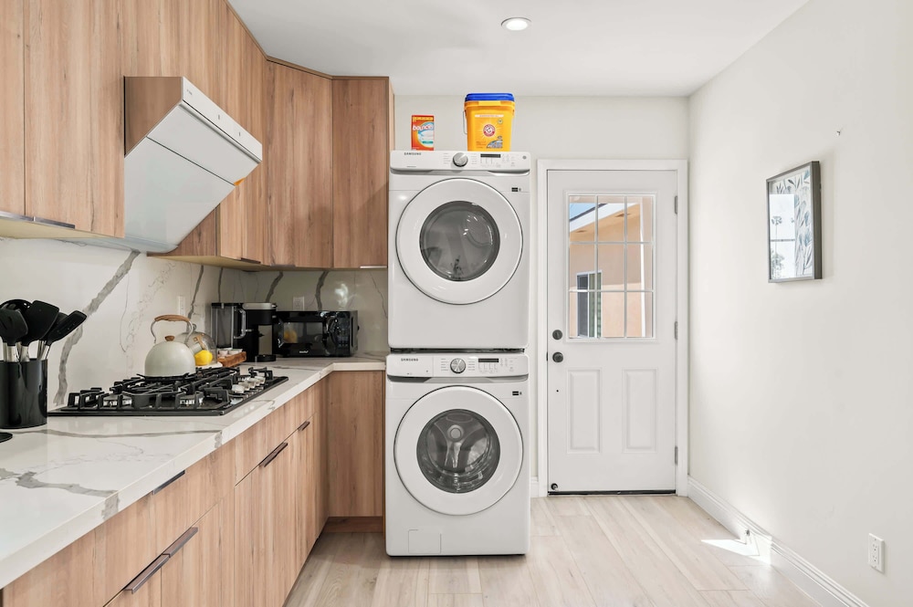 Stylish New Home Bright, Modern & Fully Stocked