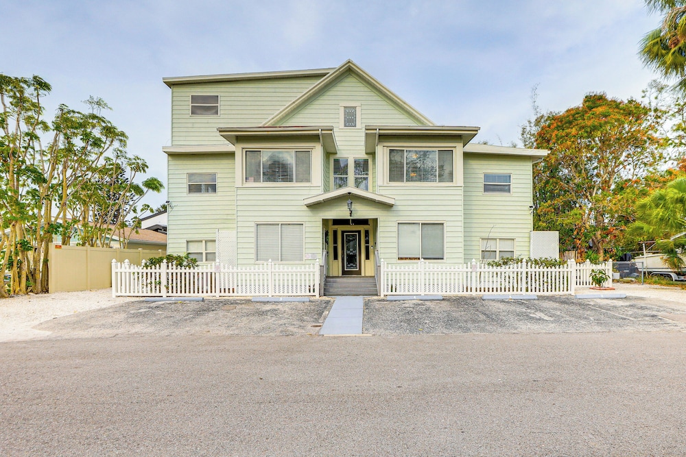Walk to Manatee River: Palmetto Unit w/ Sunroom