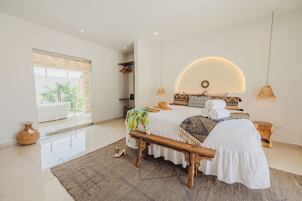 Bohostyle Villa 3min to Beach Hottub 8 Sleeps