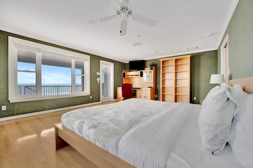 Stones Throw Beachfront Premier Suite 4 Views