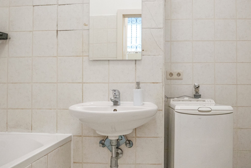 2BR Apt Near Stadthalle