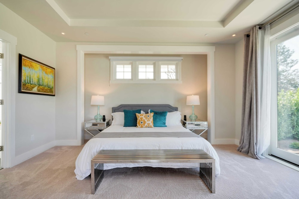 Luxe, Pool, Spa, Fire Pit, Game Room, Piano Sonoma Pool Retreat by Avantstay