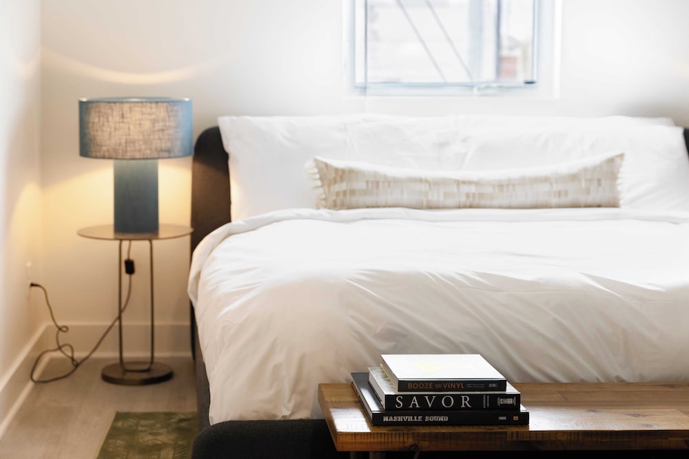 Sleeps 28 2 Units Near DT Nashville Outrider by Avantstay