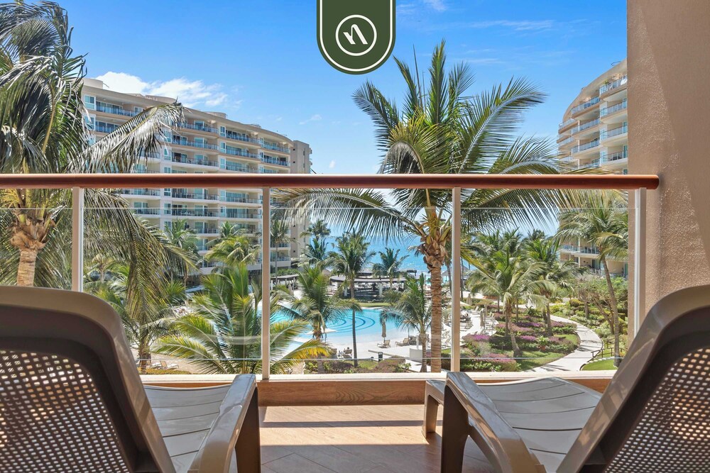 Oceanfront 2 BR Condo - Beach - Restaurant - Gym