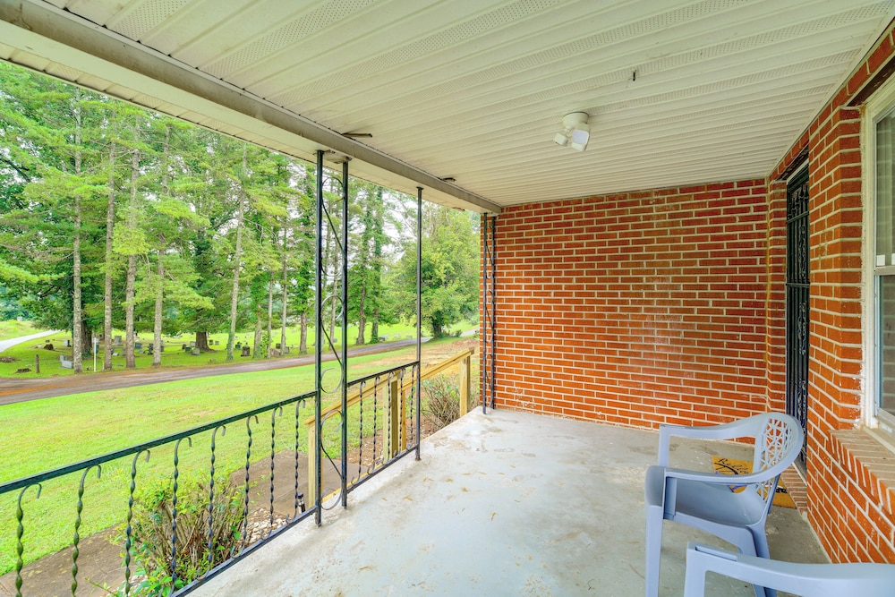 1 Mi to Virginia Creeper Trail: Serene Family Home