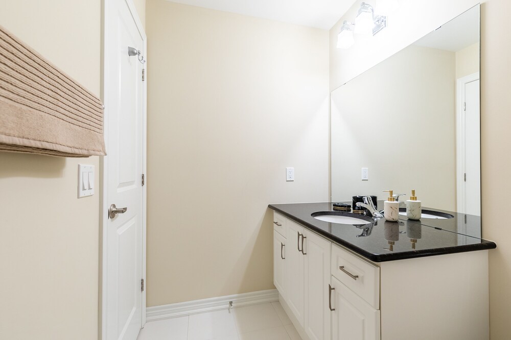 Modern 3BR 2BA Townhome in Lakeshore