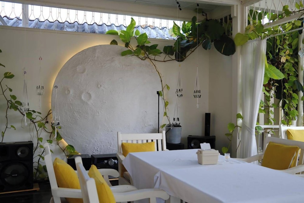 To The Moon Guesthouse