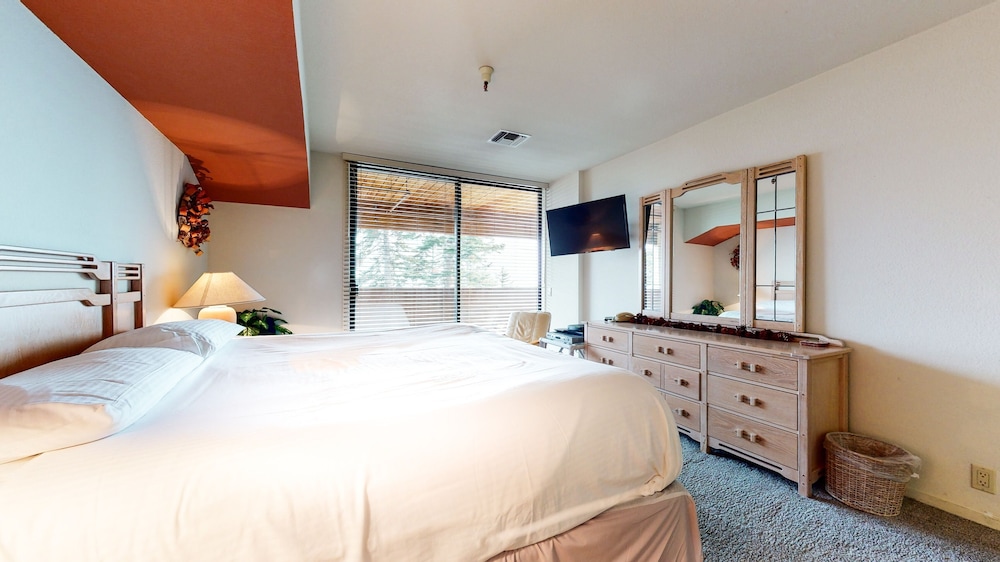 Bridges 105 Pet-Friendly. Ski-in Ski-out Condo with Beautiful Mountain Views and Private Washer Dryer by RedAwning