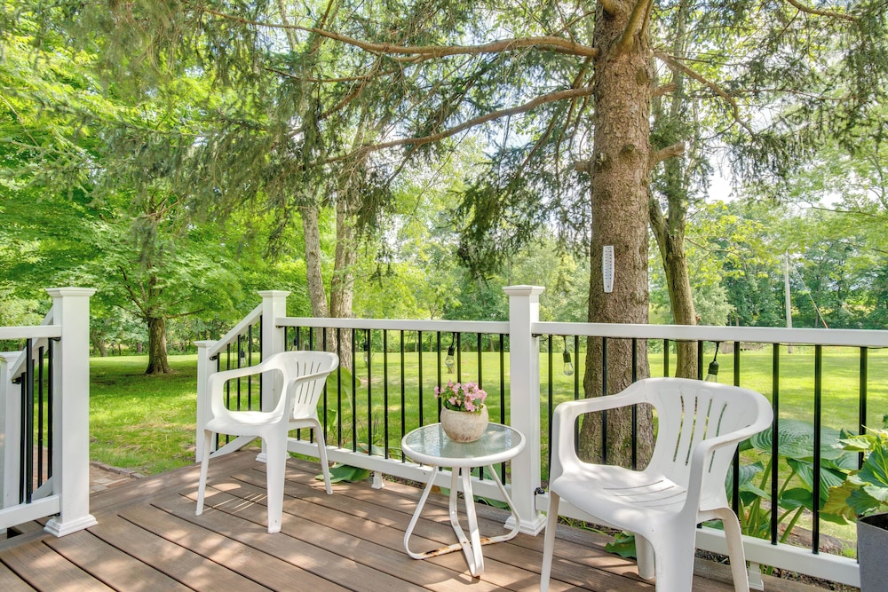 9 Mi to Downtown Rushville: Cozy Getaway w/ Grill