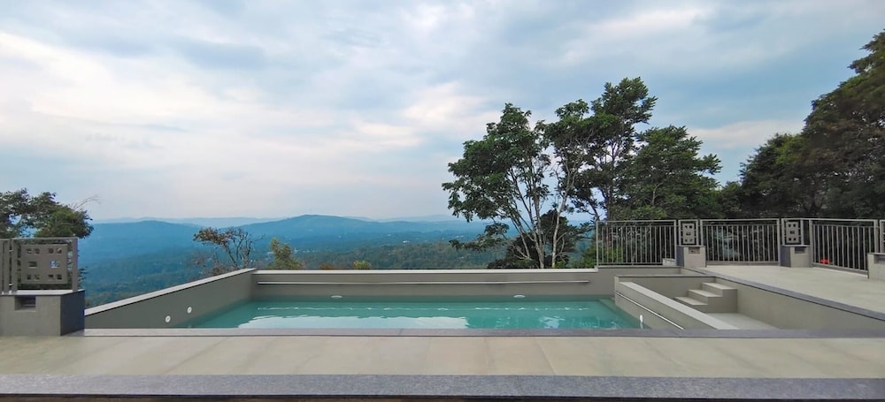 Windale Resorts Munnar view 2