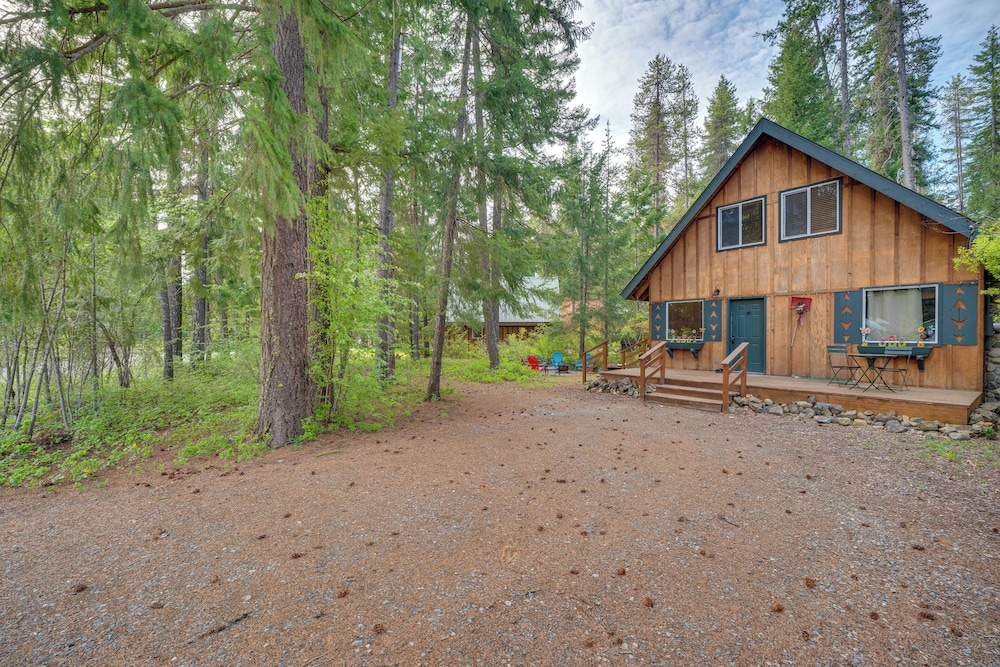 1 Mi to Lake Easton: Cozy Cascades Cabin!