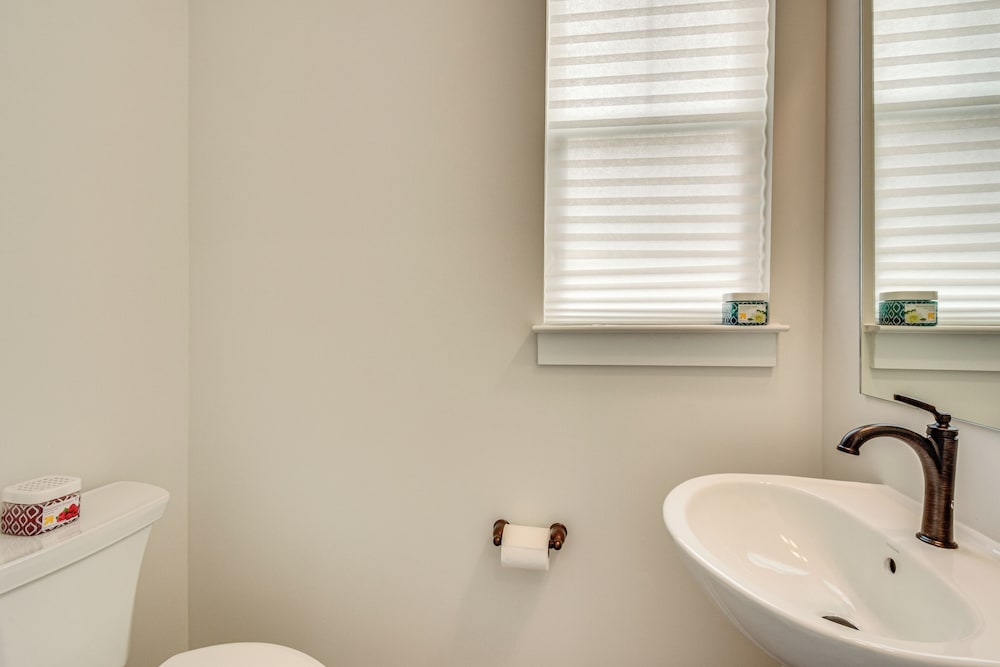 5 Mi to Memorial Stadium & Beach: Modern Townhome