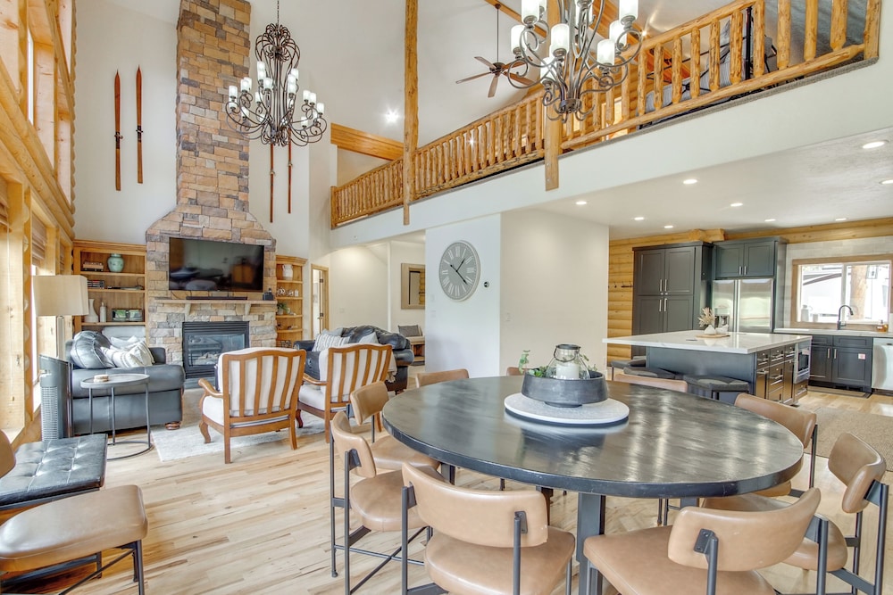 Hot Tub, Game Room! 3-story Brian Head Home