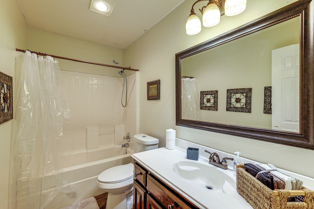 DFW Fun Awaits: Family Home in Crowley!