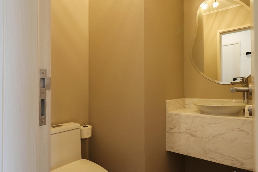 w Elegant 2BR w Balcony Near Larcomar