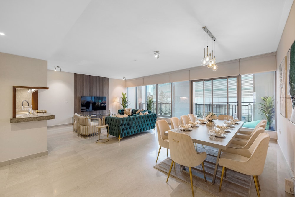 Durrani Homes - The Luxe Retreat 4BR Podium villa with private Jacuzzi and Burj Khalifa View