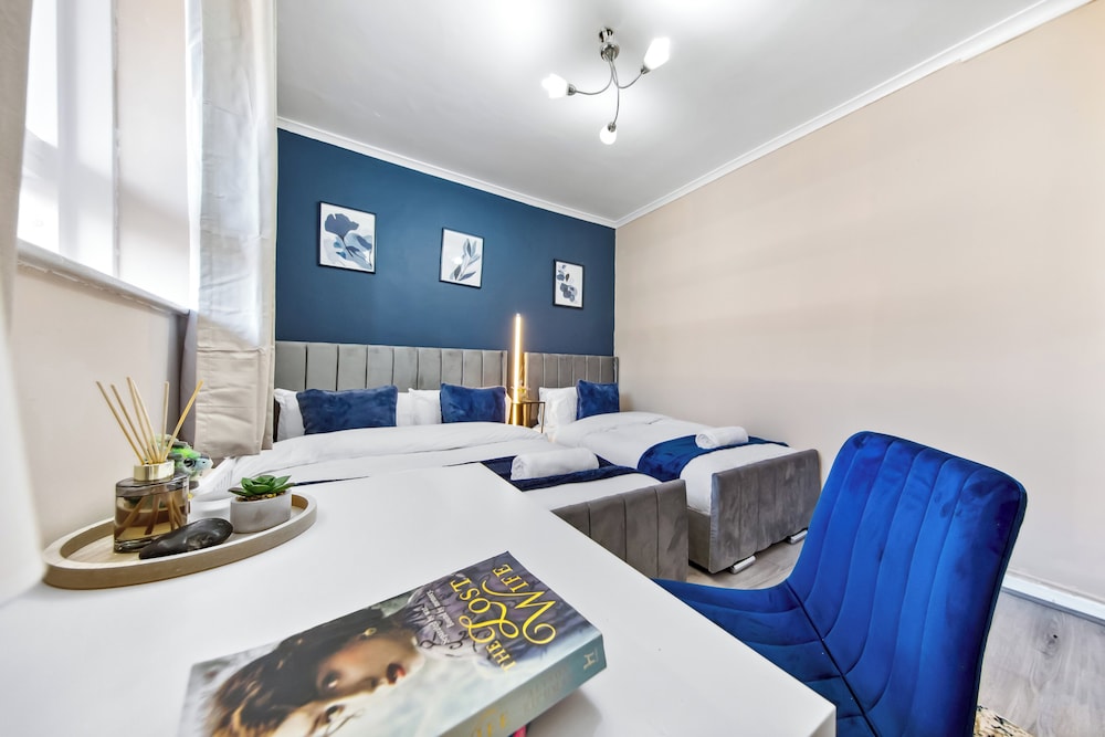 Modern 2-Bed Apartment Sleeps 7