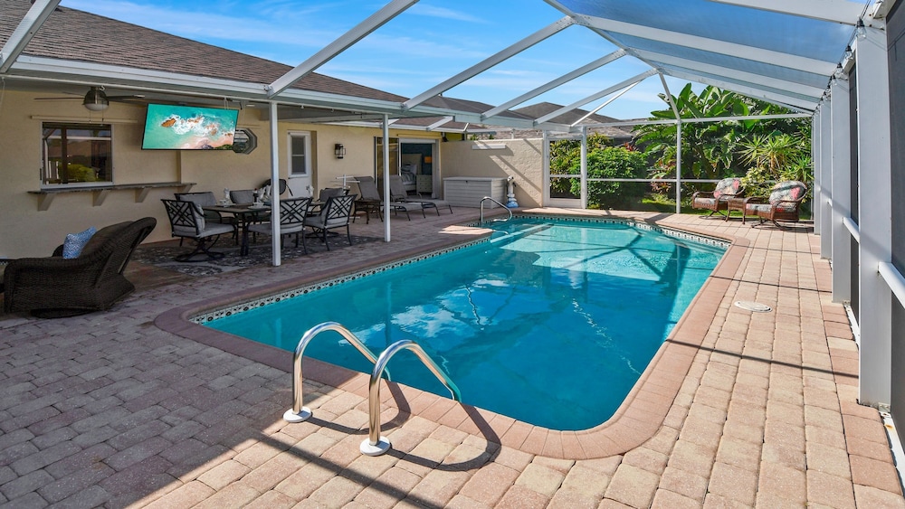Just Chill Modern Canal Villa w Heated Pool