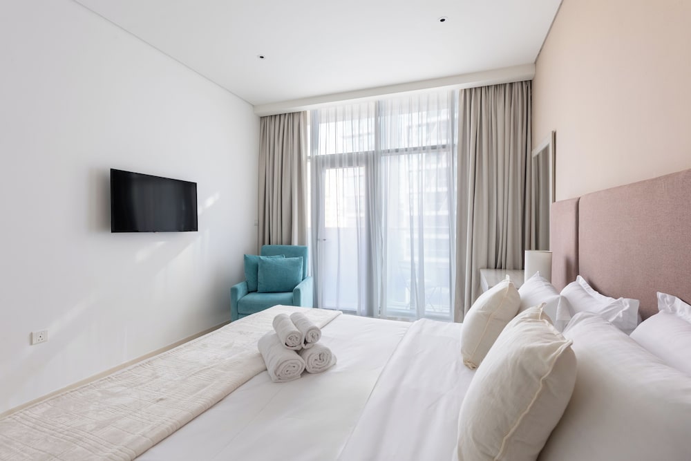 Stylish One-Bedroom Oasis Palm Location