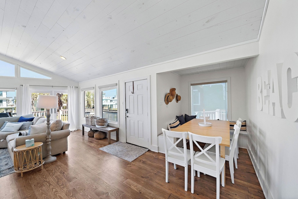 Coastal Cottage by Ryson Vacation Rentals