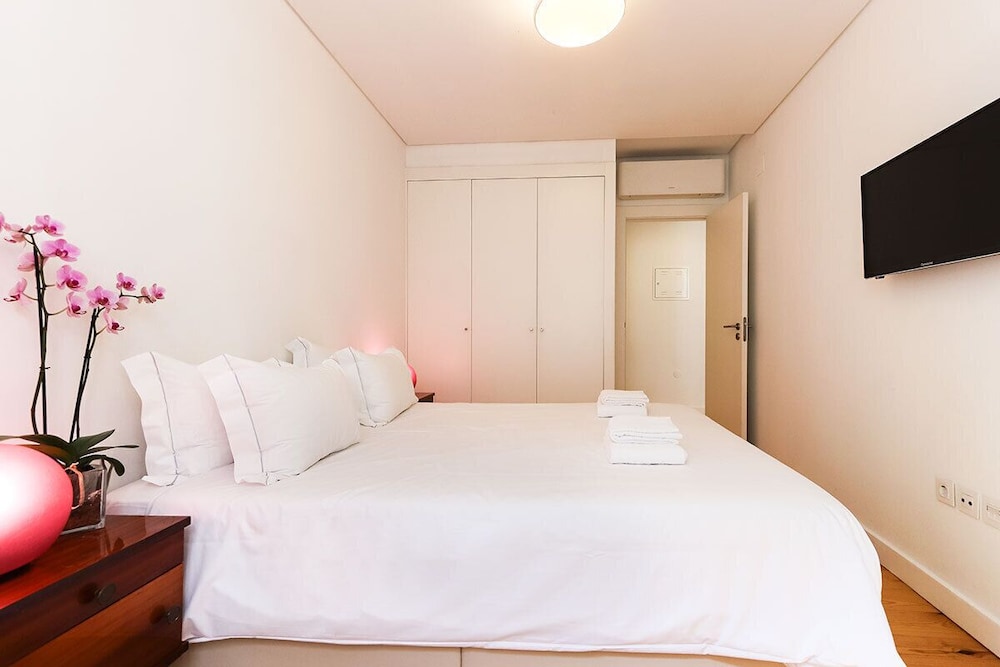 JOIVY Spacious & elegant 1-bed flat, moments from Avenida station view 4