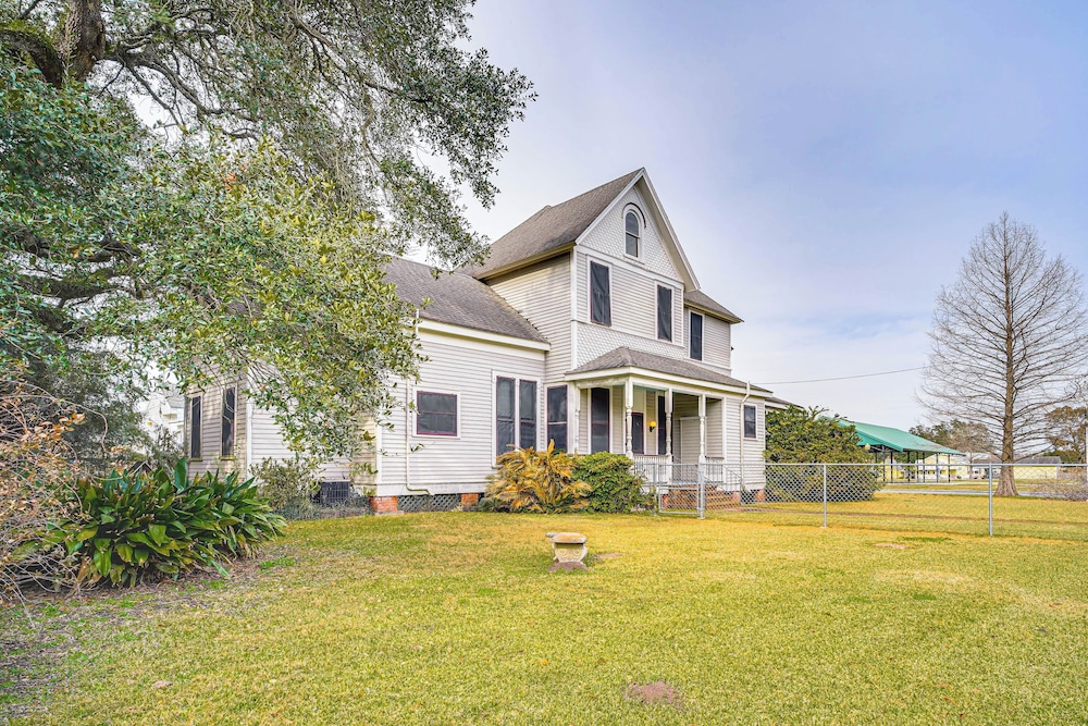 Historic Home w/ Wraparound Porch: Walkable Area!