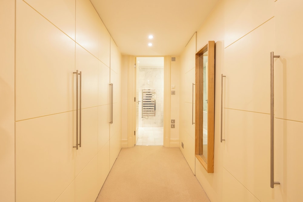 Large 4-bed 8-guests W/patio 1841 House Paddington