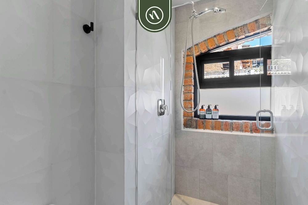 Restored Historic 2 BR Condo in Downtown - Pool
