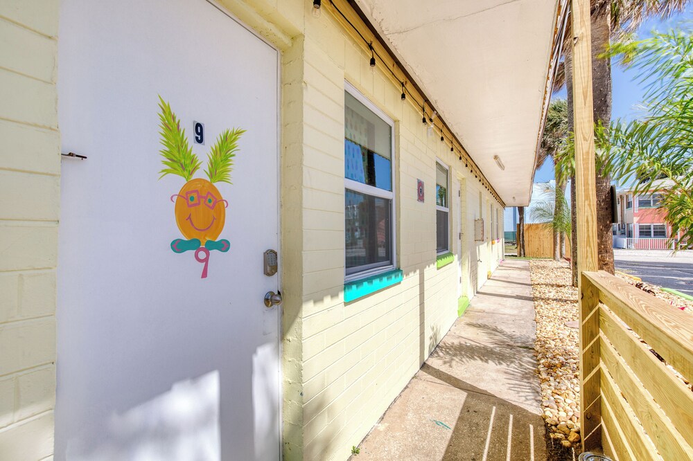 Pineapple Shores Retro Inn