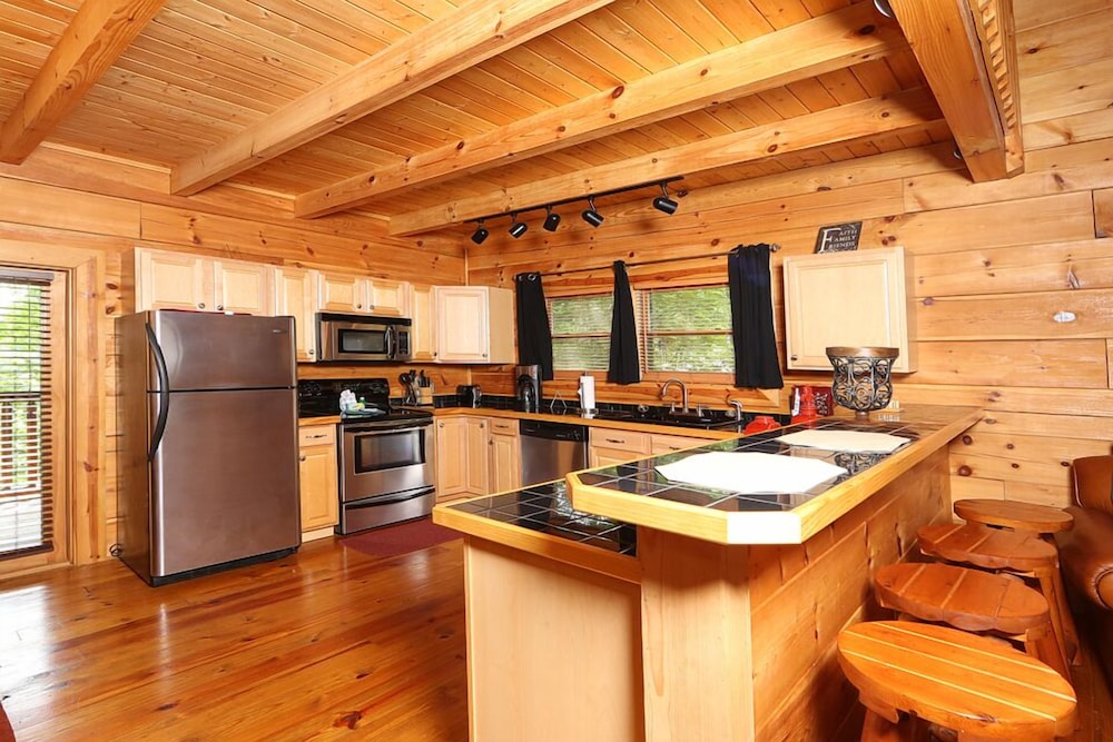 Mountain Majesty 2 Br cabin by RedAwning