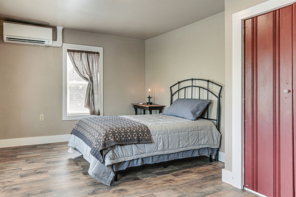 Historic Home w/ Mountain Views in Dry Run