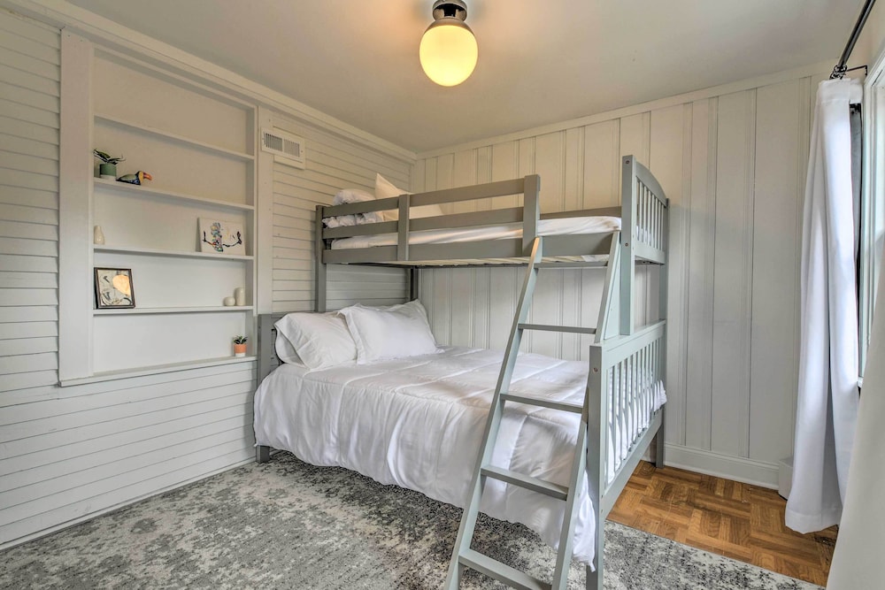 Oak Park Home w/ Grill - 5 Mi to Garfield Park! view 4