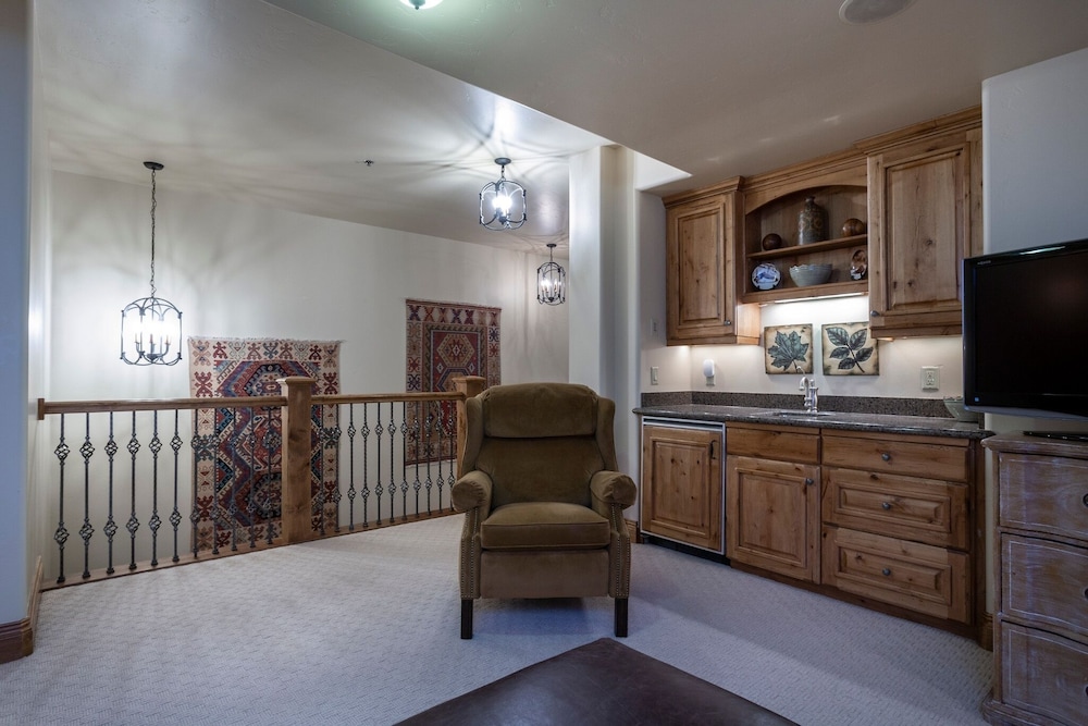 Grand Lodge - Penthouse #406 - Ski-in/out 5 Bedroom Condo