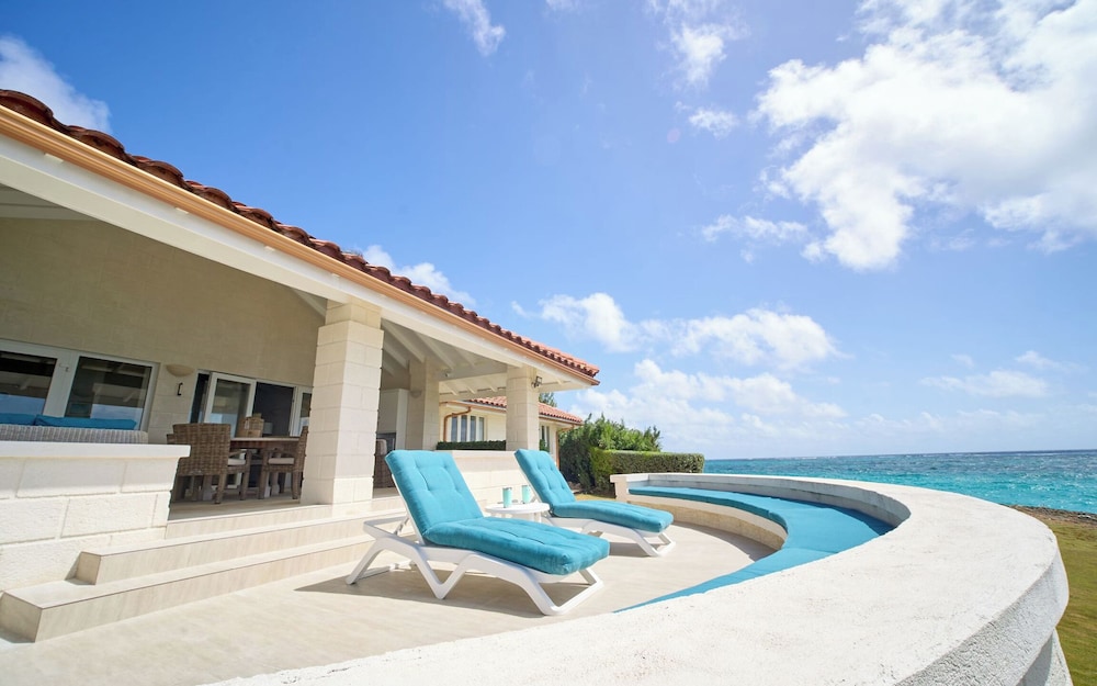 Maltese Falcon Villa - by Zenbreak