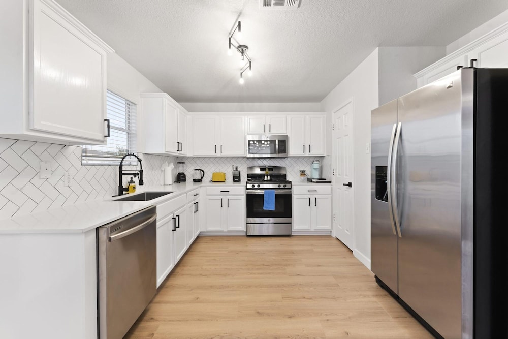 Remote Work Friendly King Beds Fast Wifi 3BR view 4