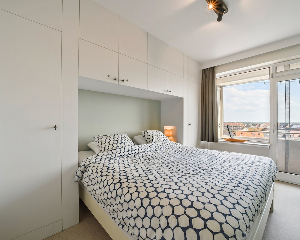 Modern 2-bedroom Flat With sea Views