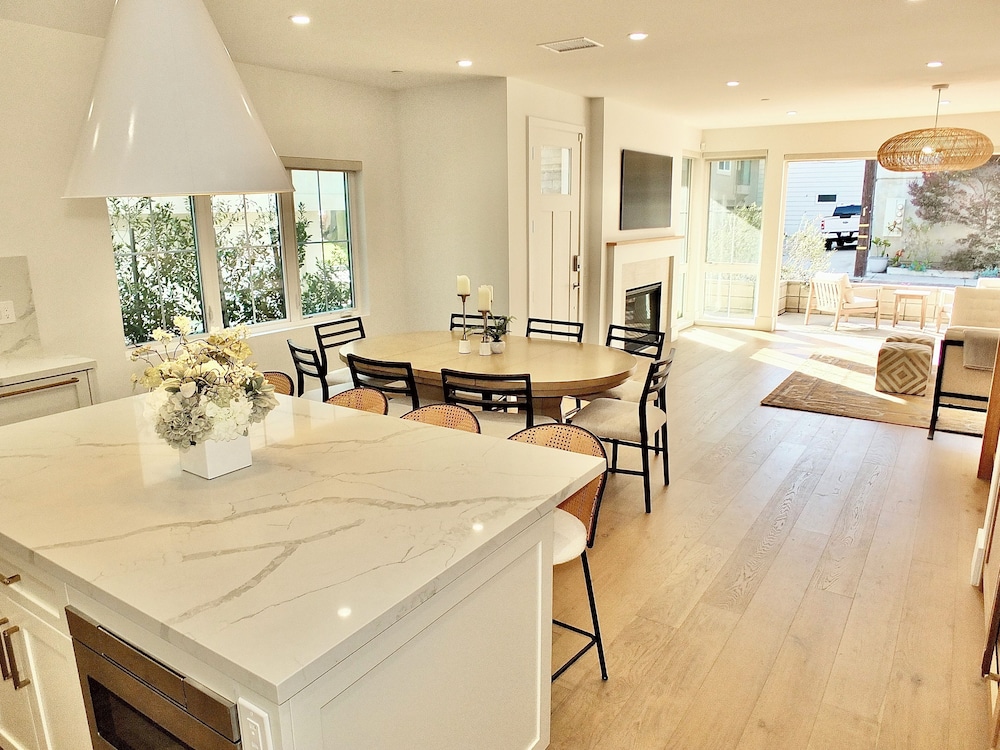 Beach Paradise Stunning 3-story in Long Beach!