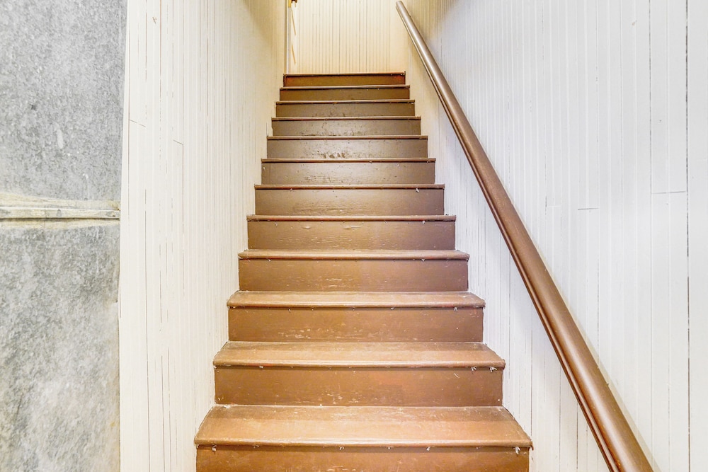 Walk to Dtwn Hudson: Cozy Upstate Apartment