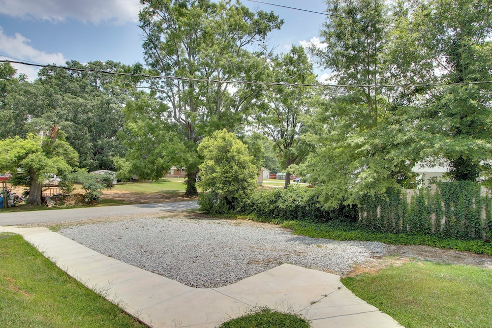 Commuter-friendly Rental Unit in Greenwood!