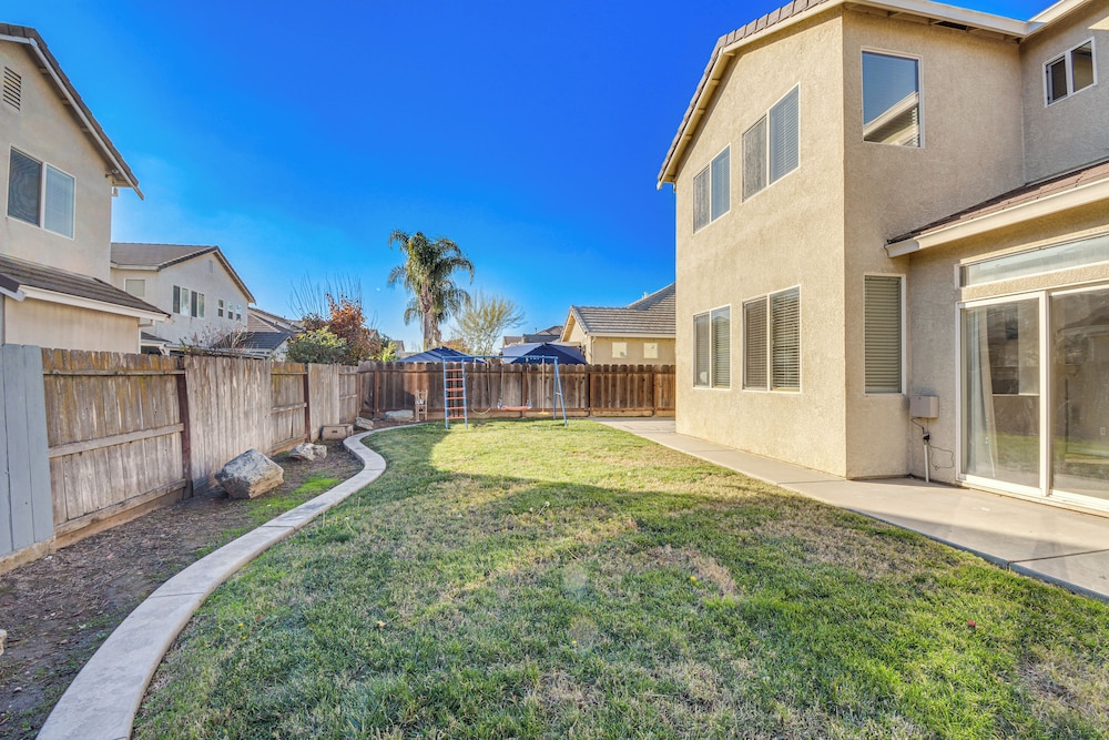 3 Mi to Downtown Merced: Family-friendly Home