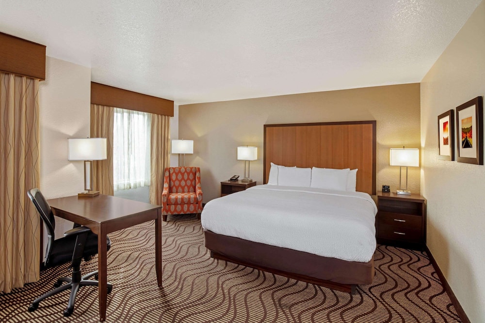 La Quinta Inn & Suites by Wyndham Las Vegas Red Rock