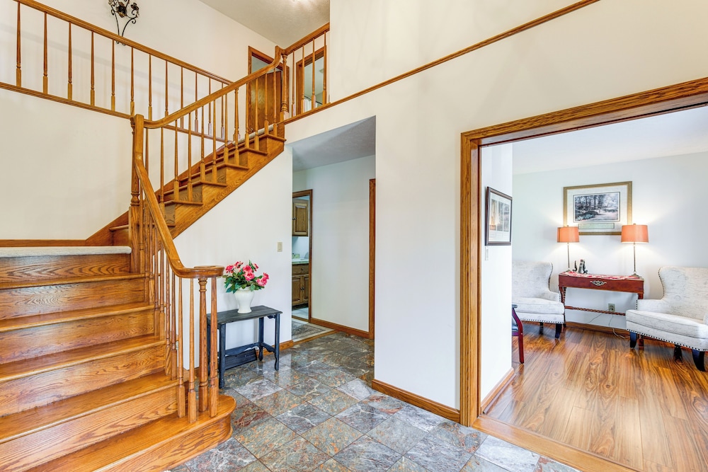 Bike, Fish, Golf & More: Stately Tudor in Mogadore