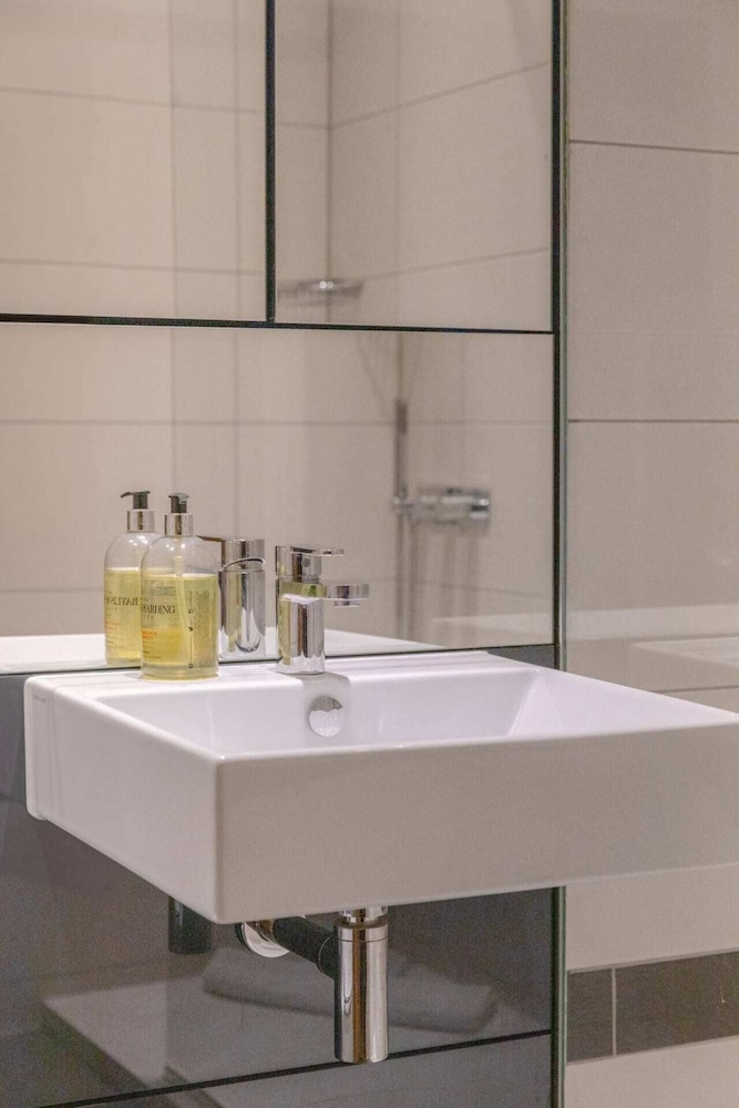 Chic & Spacious 2BD Flat -2 Mins to Baron's Court