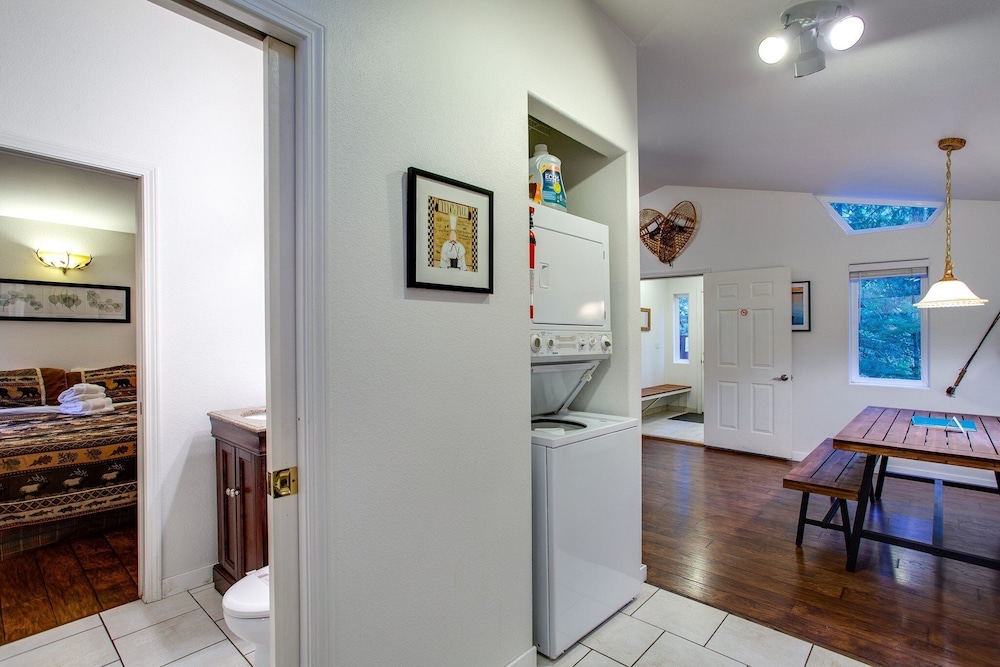 16GS - Hot Tub - BBQ - Pets Ok - Sleeps 2 view 3