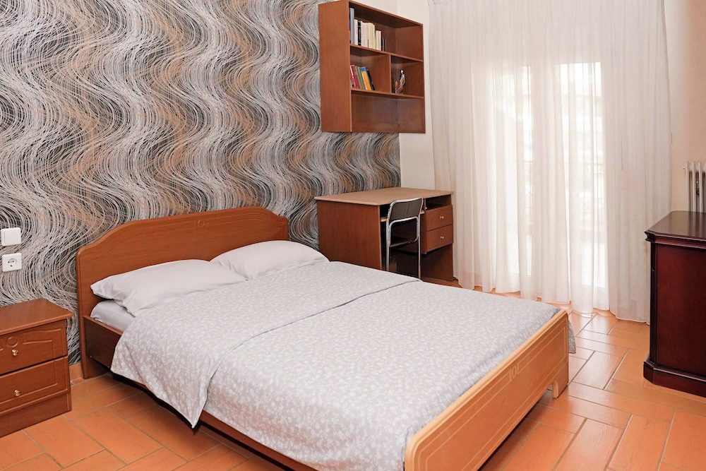 Central Grevena Retreat With Mountain Views