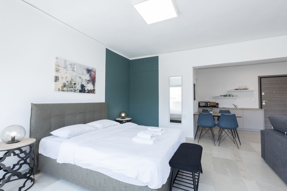 Spacious Urban Retreat Central 2-bedroom Haven for 8