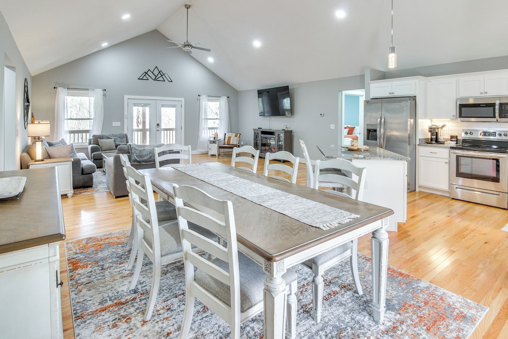 Modern Retreat w/ Mtn Views in Maggie Valley!